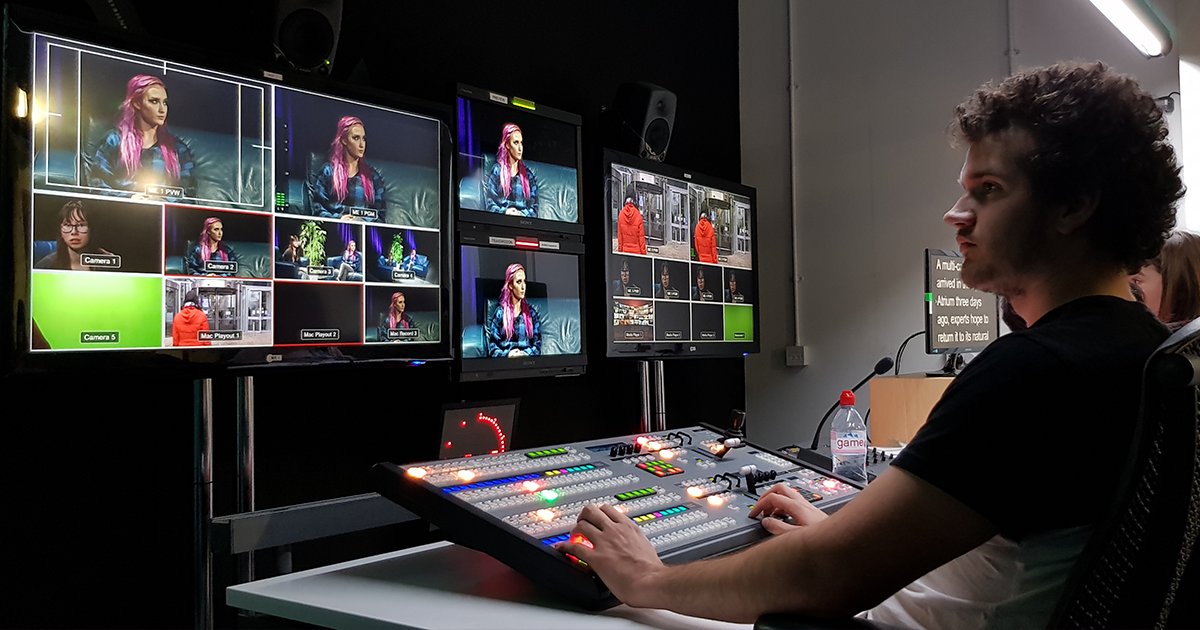 FarehamCollege's tweet image. Our #media students headed over to @solentuni last week. The students worked in teams as film crews, reporters and producers to create a full news programme, aided by the awesome equipment and facilities of the University's media department.