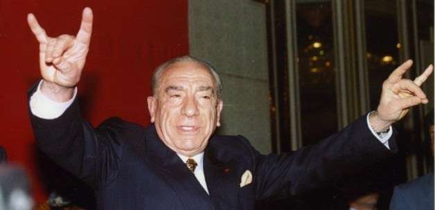 Oğuz boylarının en yiğit şahı
Türk Ocakları’nın padişahı
Dünyayı titretti yok eyvallahı
Ruhları doyurdun Alpaslan Türkeş.  NUR İÇİNDE YAT BAŞBUĞUM..