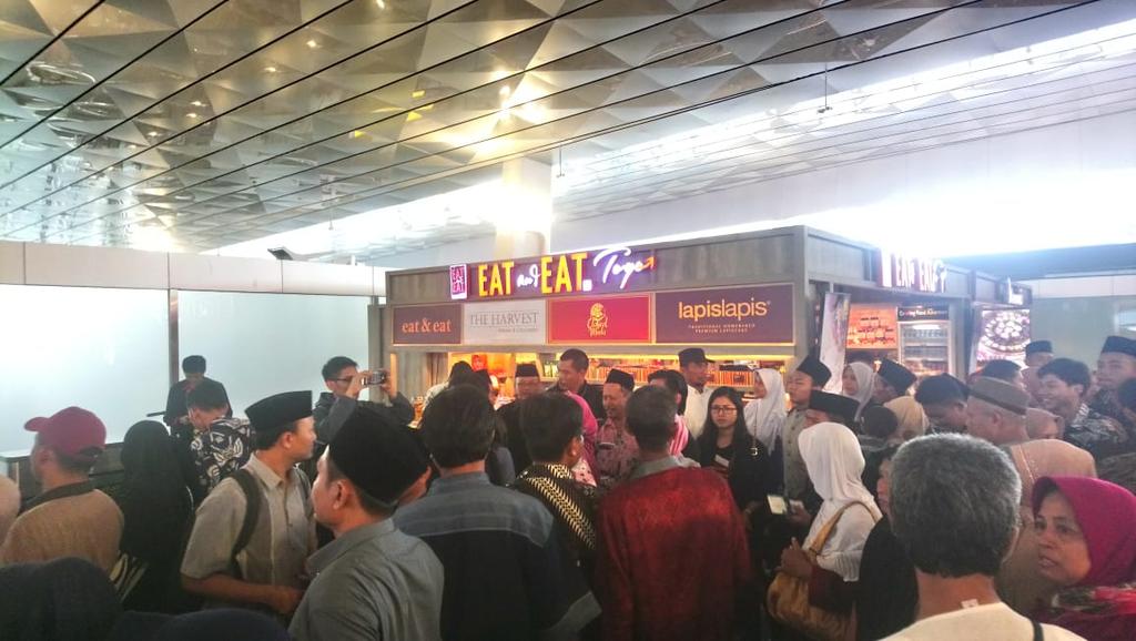 IkamaruJakarta's tweet photo. Save flight keluargaku, hari ini 46 adik-adik IKAMARU 2018 terbang ke Egypt, untuk melanjutkan study di @AlAzhar. semoga dimudahkan usaha mencari ilmunya, terimakasih kpd ustadz" yang telah mendampingi sampai keberangkatan 😌 @aligomma
#Egypt #AlAzharCairo https://t.co/RdA9ZC0BUP