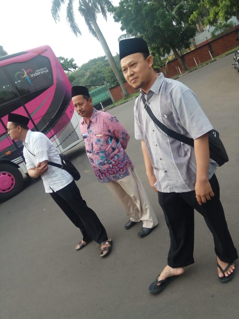 IkamaruJakarta's tweet photo. Save flight keluargaku, hari ini 46 adik-adik IKAMARU 2018 terbang ke Egypt, untuk melanjutkan study di @AlAzhar. semoga dimudahkan usaha mencari ilmunya, terimakasih kpd ustadz" yang telah mendampingi sampai keberangkatan 😌 @aligomma
#Egypt #AlAzharCairo https://t.co/RdA9ZC0BUP