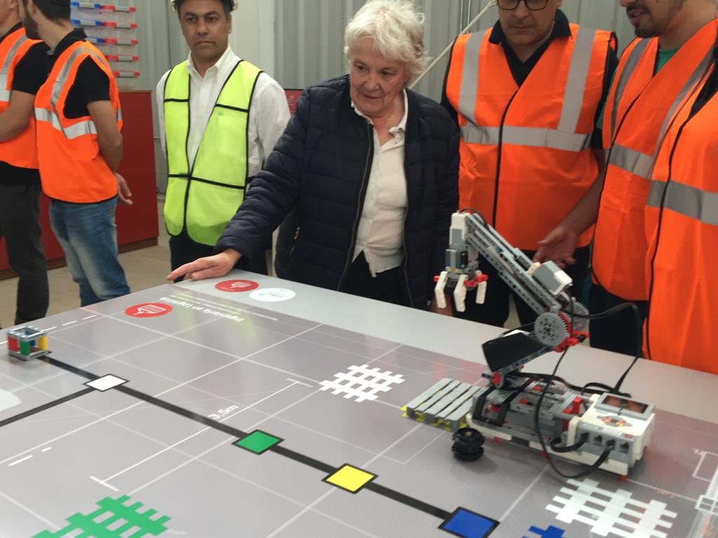 MIEM_Uruguay's tweet photo. Ministra @CosseCarolina asiste hoy a la inauguración del Instituto Tecnológico Regional Norte en la ciudad de Rivera junto al Presidente de la República, Dr. Tabaré Vázquez, la Vicepresidenta, Lucía Topolansky y demás autoridades. https://t.co/VTxRButAuu