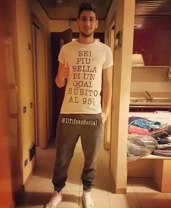 iltifososocial's tweet photo. Bellezza all’ultimo respiro 👕
.
Follow @iltifososocial
.
#gigiodonnarumma #donnarumma #90esimo #lastminute #portiere #derbymilano #laziomilan #rete #calcio #calciatori #football #seriea #soccer #footballmemes #juventus #serieatim #acmilan #inter #asroma #sscnapoli #memeita https://t.co/7ZYBf7GxRW