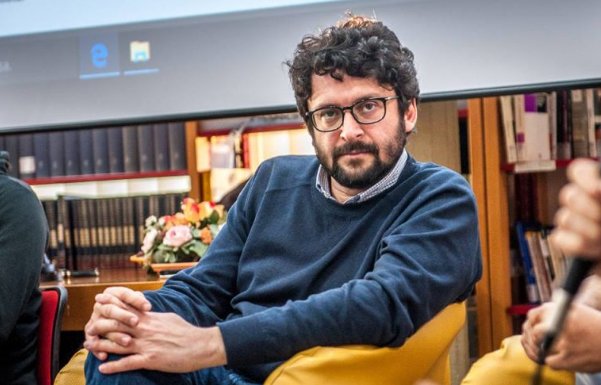 nuovafrontiera's tweet photo. Un anno fa ci lasciava  Alessandro Leogrande. Siccome gli scrittori si ricordano leggendo i loro testi abbiamo messo online la prefazione che Alessandro aveva scritto per un libro di reportage di #Walsh da lui curato.
▶️ https://t.co/cGlBK8PjYK https://t.co/D8mM4RnLz3