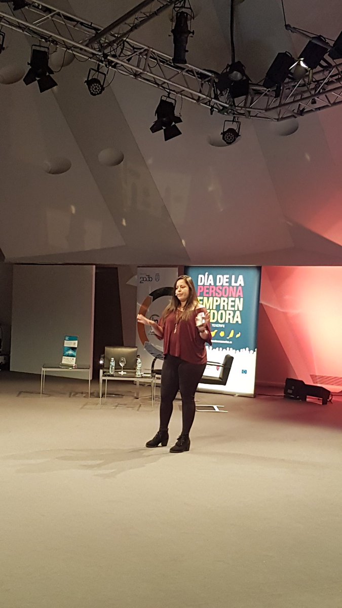 inzuasocial's tweet photo. @Naty_Ridao de @CanaryVirtual habla de #realidadvirtual y gracias a una pregunta muy empática, hacia el público que la escucha, se gana la atención de toda la sala y un aplauso efusivo, y tú de que eres ¿nintendo o playstation? #DEP18 #inzua https://t.co/n2TodTcaBr