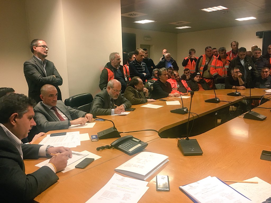 GiovanniToti's tweet photo. In consiglio regionale l’incontro con i lavoratori del #nodoferroviario di #Genova. Come #RegioneLiguria ci siamo impegnati ad anticipare la #cassaintegrazione, ma il cantiere deve andare avanti in fretta. Chiediamo al #Governo provvedimenti urgenti. https://t.co/7qvIS2N0ew