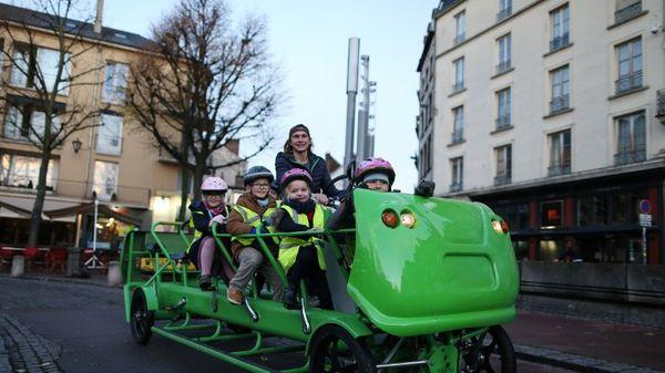 En Normandie, un vélo-bus de ramassage scolaire... où tout le monde pédale #AgirPourMaPlanete 
franceinter.fr/environnement/…