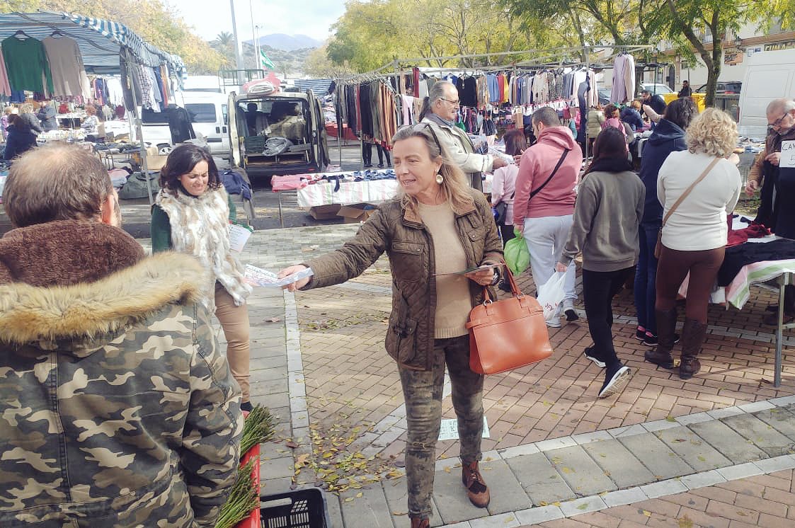 CsCordoba_Prov's tweet photo. Nuestra candidata @isabelalbas ha visitado #Cabra esta mañana 🍊✅
➡️ Ha visitado #PROACO, que cultiva desde hace más de 50 años diferentes productos agrícolas
➡️ También ha estado en el Mercadillo explicando nuestro proyecto a vecinos y comerciantes
#AhoraSíCs https://t.co/jc8fdQAjf2