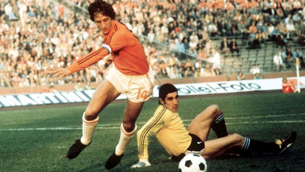 FootballFactly's tweet image. More
🗣 Johan Cruyff:

 “Technique is not being able to juggle a ball 1000 times. Anyone can do that by practicing. Then go and work in the circus. Technique is passing the ball with one touch, with the right speed, at the right time, to the correct foot of your team mate.”