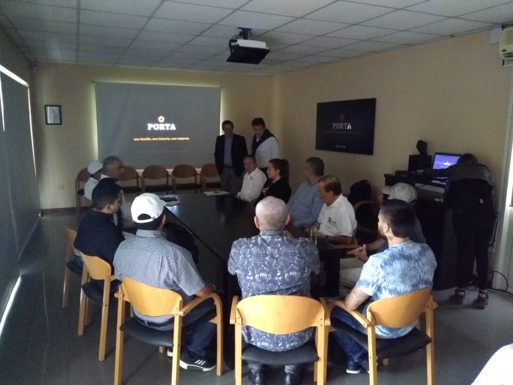 IntaCordoba's tweet photo. Ya se encuentra en #Argentina la delegación de técnicos colombianos de @FENALCE
La gira técnica se inició hoy en #Córdoba con la visita a la planta de #PORTA que fabrica las #MiniDest, pequeñas destilerías para producir #etanol y #burlanda en el #campo
#ValorAgregadoenOrigen https://t.co/Nto45jkoZH