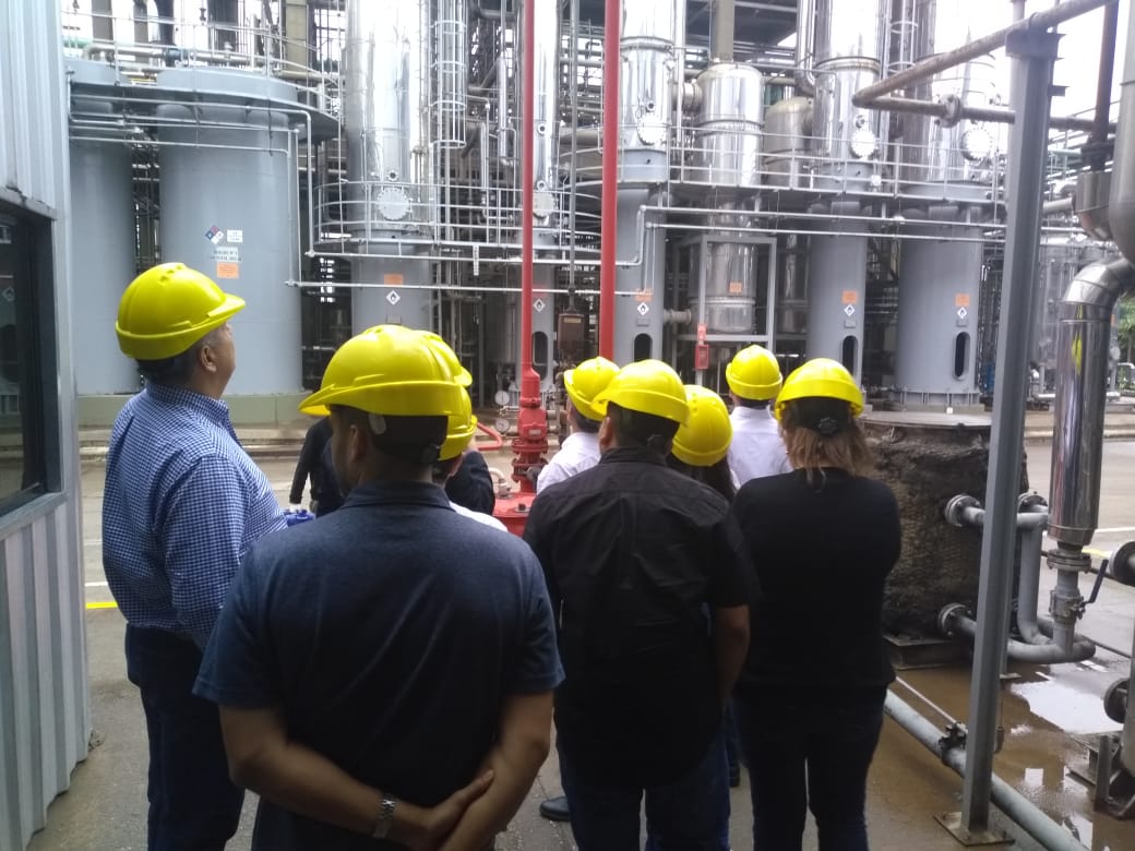 IntaCordoba's tweet photo. Ya se encuentra en #Argentina la delegación de técnicos colombianos de @FENALCE
La gira técnica se inició hoy en #Córdoba con la visita a la planta de #PORTA que fabrica las #MiniDest, pequeñas destilerías para producir #etanol y #burlanda en el #campo
#ValorAgregadoenOrigen https://t.co/Nto45jkoZH