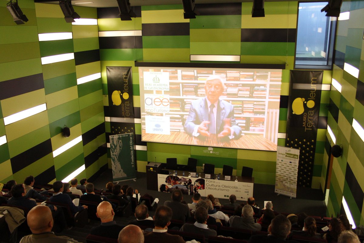 JuanBalbinGa's tweet photo. En  el I Foro de Cultura Oleícola y Oleoturismo, un éxito, organizado por la Fundación del Olivar, en el Museo Terra Oleum. https://t.co/sn6y5CxMIt