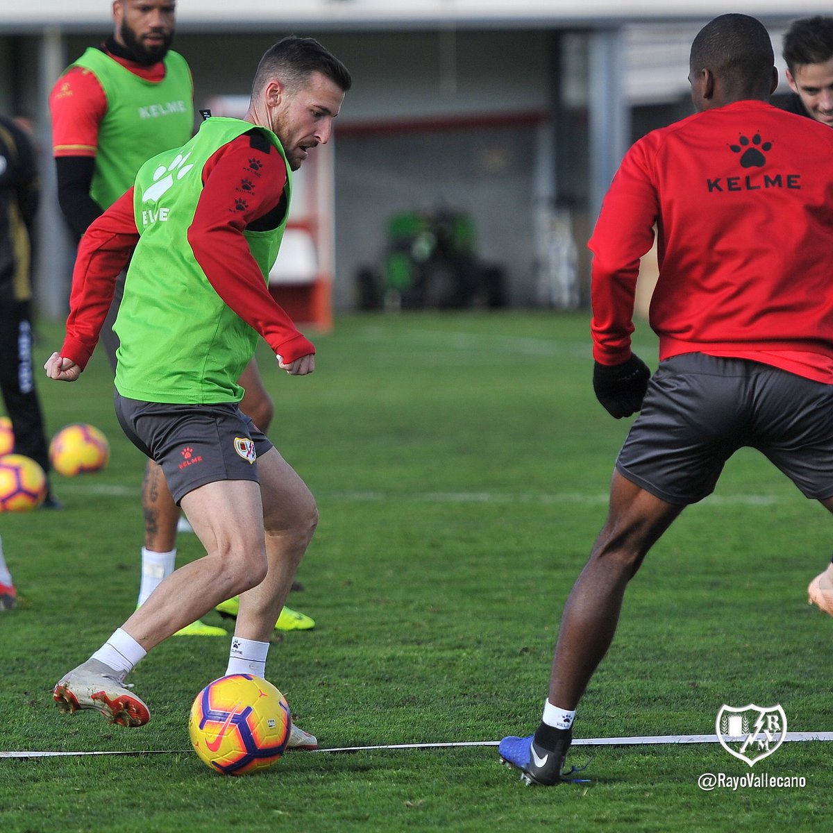 Tito controla en el entrenamiento (Foto: Rayo Vallecano).