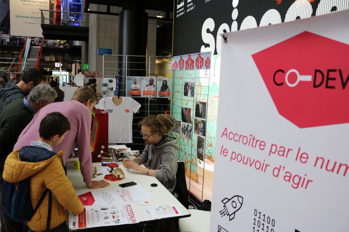 codev_asso's tweet image. Dans le cadre de la Maker faire Paris, l’association Co-dev était présente pour la quatrième année consécutive à cet événement incontournable organisé du 23 au 25 Novembre 2018
#mfp18 #makers #fablabs
