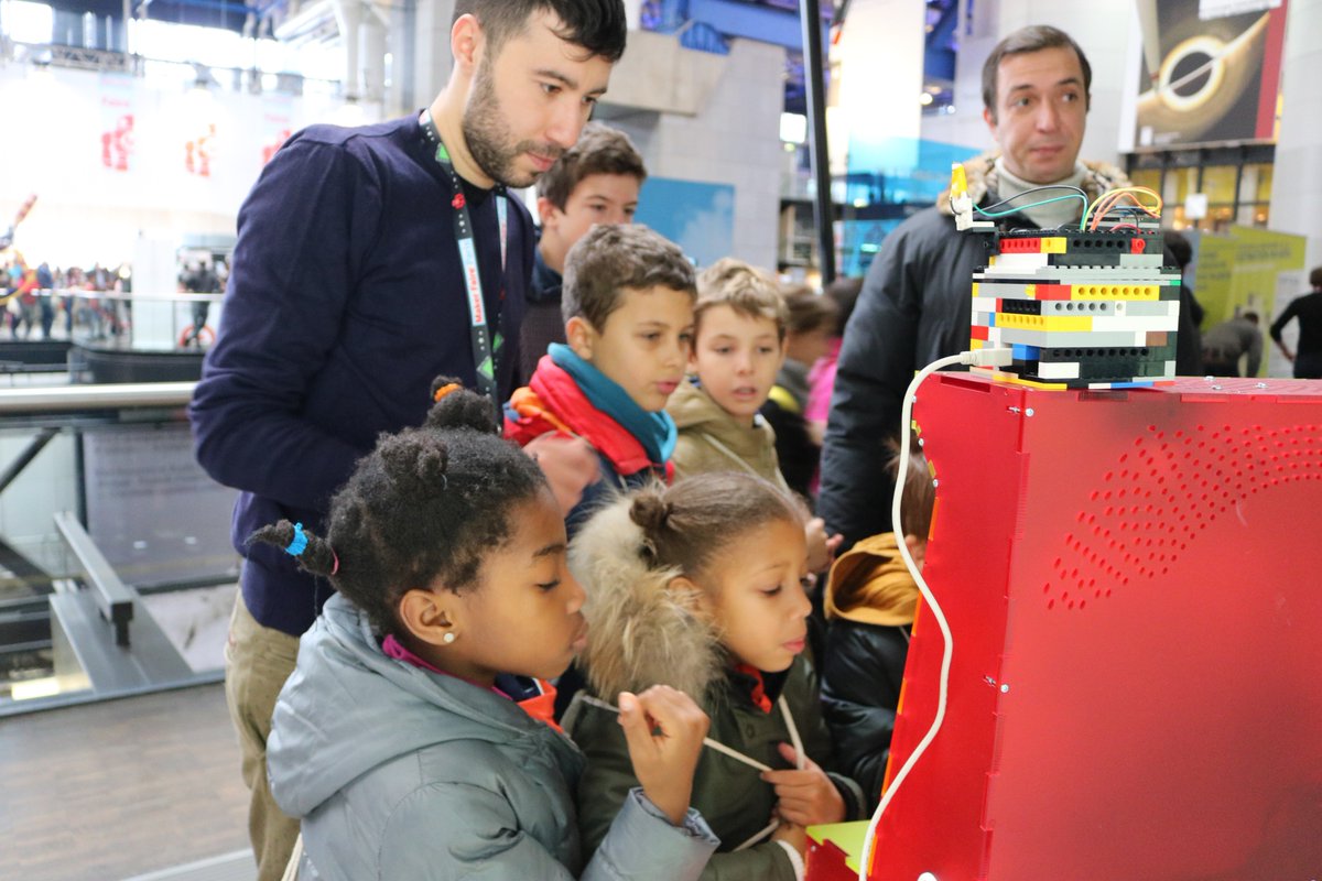 codev_asso's tweet image. Dans le cadre de la Maker faire Paris, l’association Co-dev était présente pour la quatrième année consécutive à cet événement incontournable organisé du 23 au 25 Novembre 2018
#mfp18 #makers #fablabs