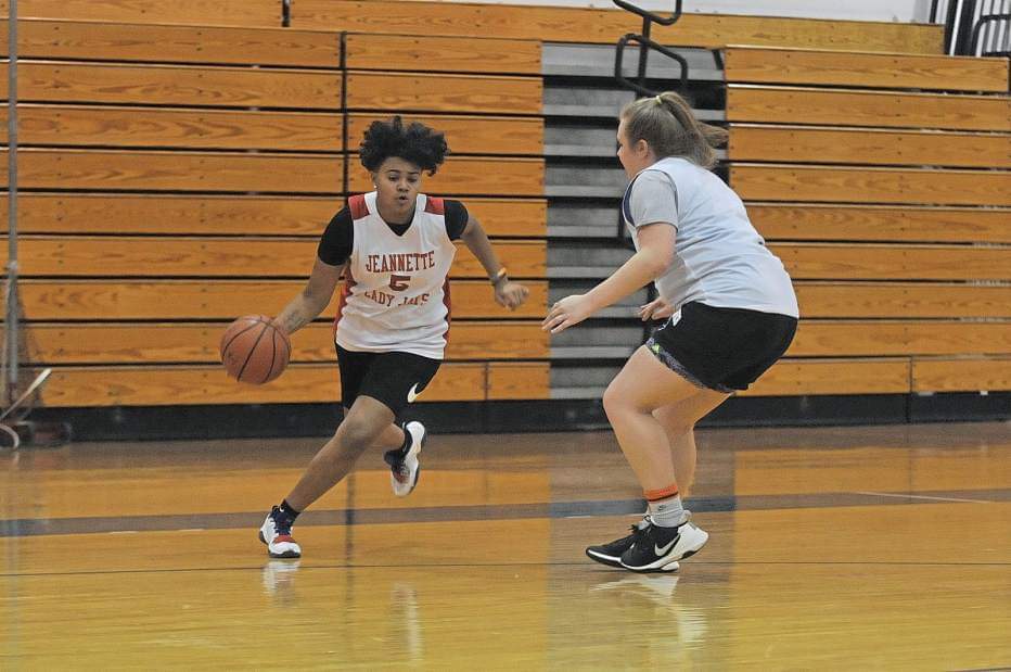 JHSGIRLSHOOP's tweet photo. #workinghard #tobeready #Jayhawks https://t.co/qPV9U6lWGM