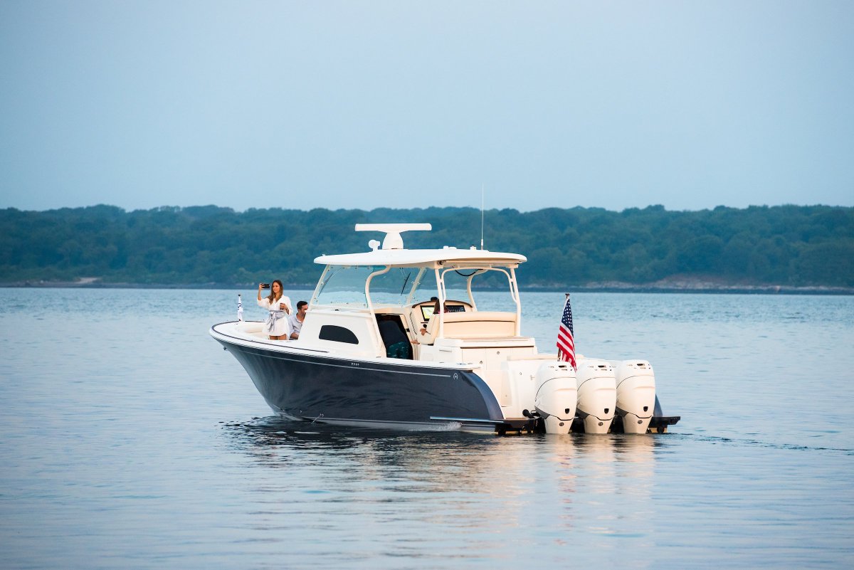 HSportBoats's tweet photo. Like if you'd skip #CyberMonday for selfies on the water. #HinckleySportBoats #SportBoat40c #Boating #CenterConsole #RefinedPerformance #Selfie #Monday #MondayBlues #Boating #BoatLife #Outboards #TripOutboards #MercuryRacing #MercuryMarine #CarbonEpoxy #Kevlar #MadeinAmerica https://t.co/pcaZfAnyAr