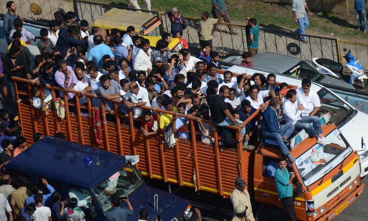 Ananthaforu's tweet photo. Hundreds of fans and actors including @dasadarshan @akarjunofficial #Ravishankar among others took part in a massive procession of #Ambareesh mortal remains from Kanteerava Stadium to Kanteerava Studio
#AmbareeshFinalRites
#AmbareeshPassedAway
@BangaloreMirror pics https://t.co/bXuo98dSdt