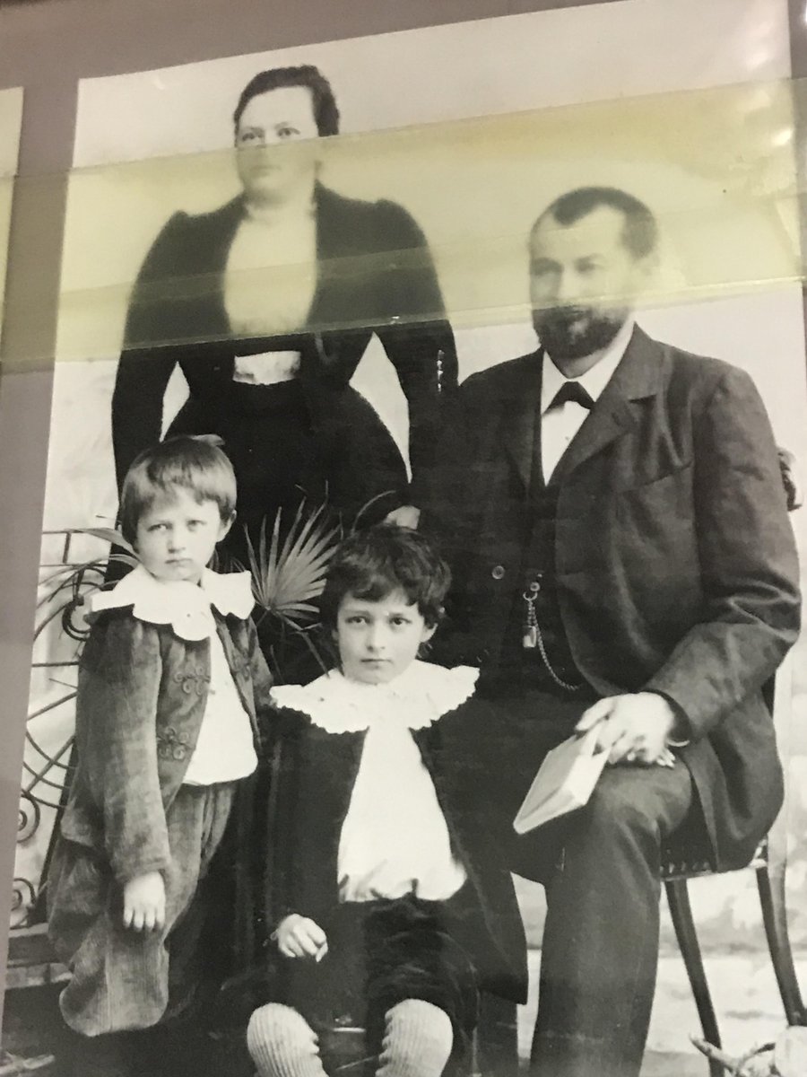 Pues sí, amigas. La señora se llama Dorothea Taschler, hija de Helmut Taschler y Maria Muler, que a su vez fue hija de Adolf Muler, el hermano mayor de Emil en esta foto que recordaréis.