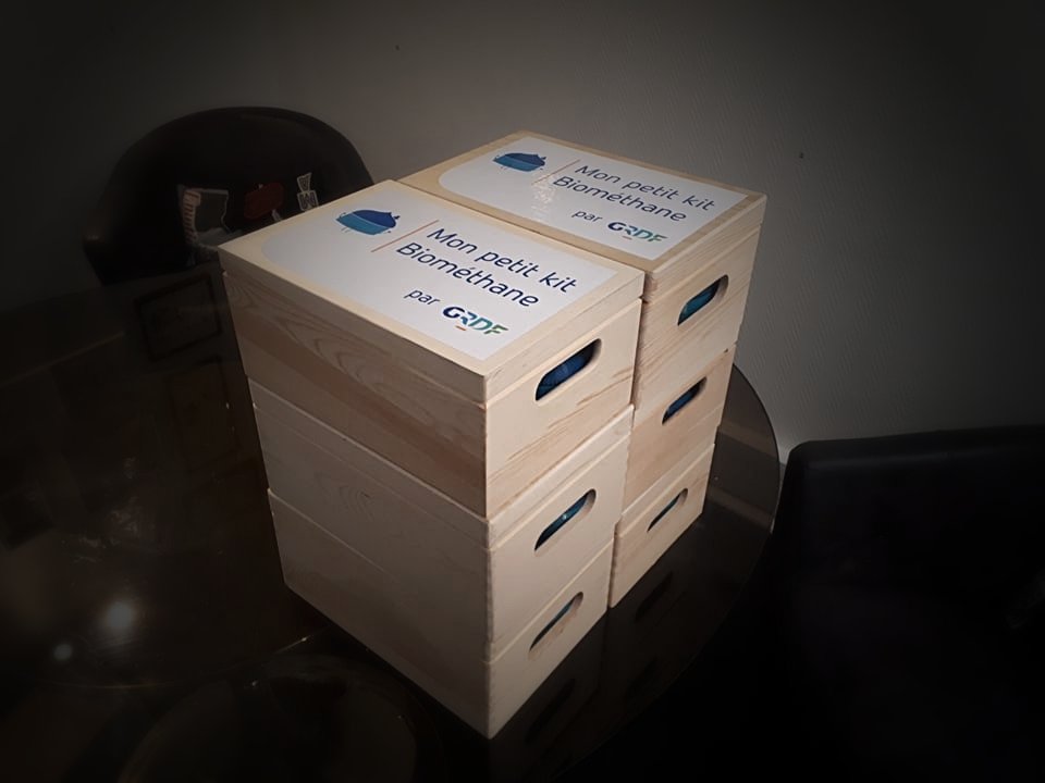 KitBiomethane's tweet photo. [En avant pour le concours national !] Préparation de 6 prototypes V2 avec de nouveaux éléments dans le kit ! #GRDFCentre #Openinnovation https://t.co/RnDu0zassB