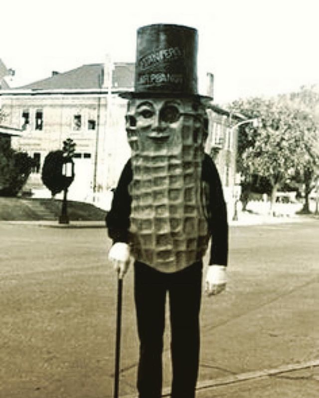 SawaVaughters's tweet photo. Genius! The hat comes with a peanut body🥜 #lovethishat #mrpeanut #classichat #antiquephoto https://t.co/fAT3o1b9qi https://t.co/GGUqNBdCM0
