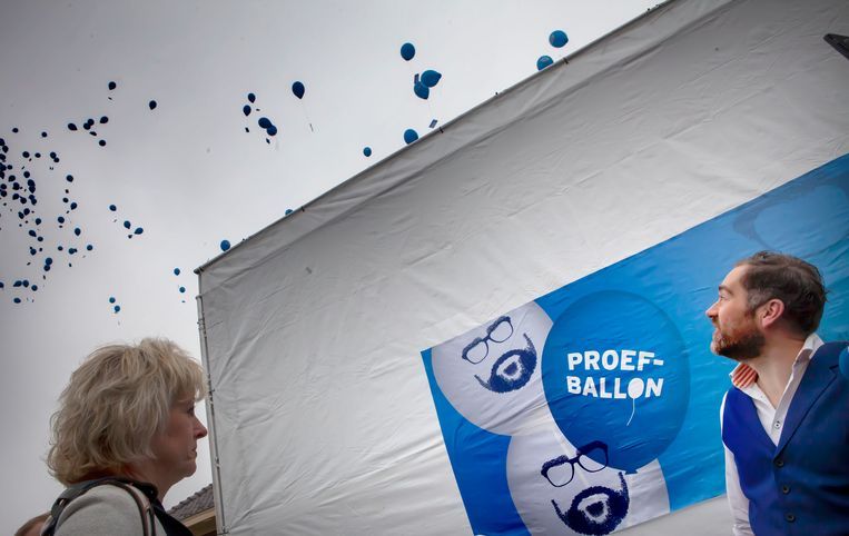 Op het <a href="/VVD/">VVD</a>-partijcongres in Den Bosch liet <a href="/klaasdijkhoff/">Klaas</a>, fractievoorzitter in de Tweede Kamer, 500 proefballonnen op. <a href="/BoswachterFrans/">Frans Kapteijns</a>, boswachter in Noord-Brabant, is ziedend. Proefballon gevonden? Maak een foto en tag <a href="/DieBallon/">Dieballongaatnietop</a> Lees hier meer: buff.ly/2Amkk76