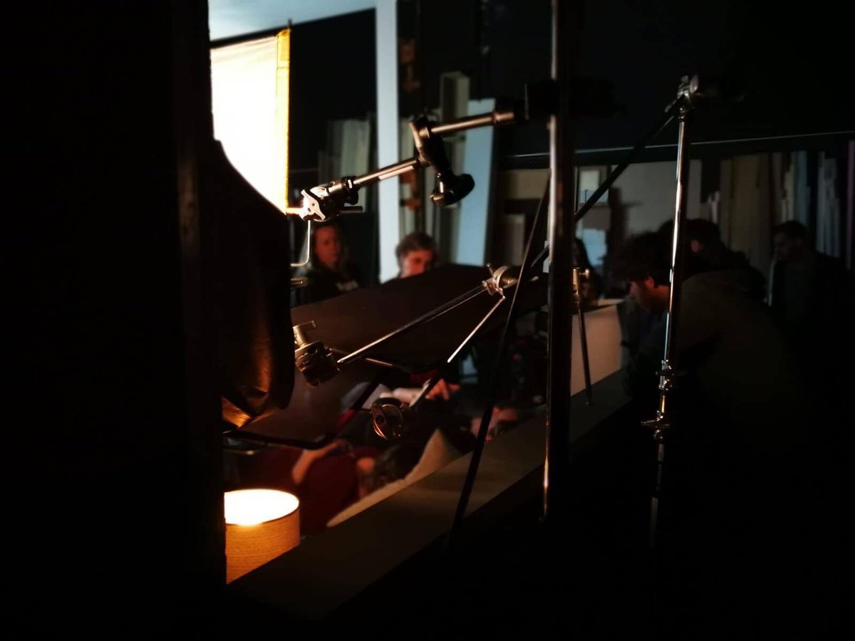 “Viudas” un cortometraje de Maria Guerra, una profesional que sabe lo que hace, y que en su trayectoria profesional ha trabajado con algunos de los más grandes del cine español, otra recomendación de Cinetel.
📽🎞#ProductosDePelícula #ConLaMagiaDeLaLuz