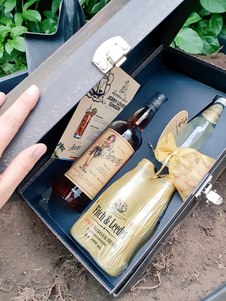 DeFiWhore's tweet photo. But @FitchLeedes has even more up it's sleeve than tonight's #BluePerfectServe chat. Cannot *wait* to try out their new Spicy Ginger Beer mixed with @SailorJerry Spiced Rum. Been hoarding my treasure for the coming partaayyys. https://t.co/jHtKfZclYZ