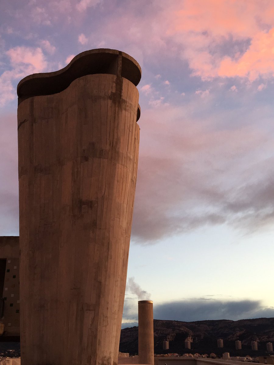 GrosseGuille's tweet photo. La cité radieuse de rose irradiée
#LeCorbusier @marseille https://t.co/TLpL3nsBag