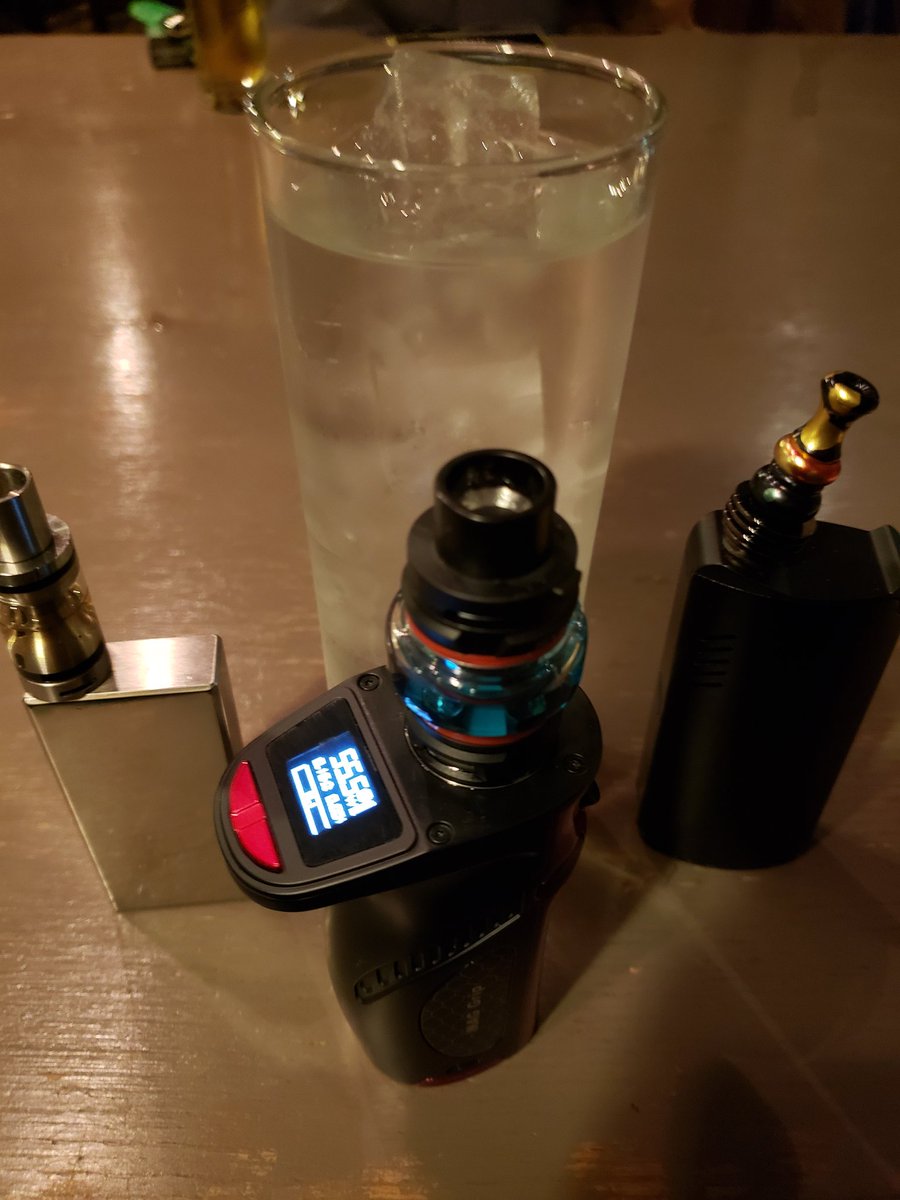 gangsong_vape's tweet photo. #SMOK さんのキャンペーンで当選した、#MAGGrip。

使用して１週間、中々お気に入りです。シングルModにしては大きいですが、手にフィットし、銃好きには堪らない、遊び感覚抜群で、電池も拳銃のマガジンの様に取り出せます。

#MAGKIT よりも一回り小さく、リボルバーの拳銃といったところでしょうか https://t.co/ILnp75MSeo