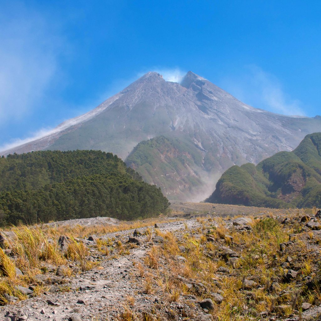 YoExplore's tweet photo. #MerapiMountain that located near by Yogyakarta. This mountain, has a #beautifulsight from distance. #Hikers, do you ever hike this #mountain before? Share your experience in comment below!
.
#explorewithlocals #exploreindonesia #familytrips #liburankeluarga https://t.co/AC9rpKOwsT