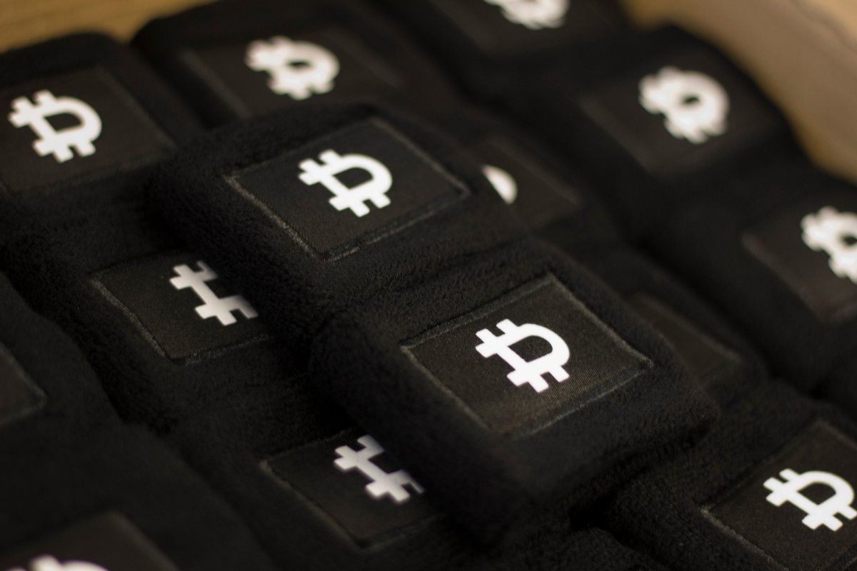 In times like this things can become really hot and sweaty real quick so we made these limited edition #Deribit sweatband!

Have a look at the official <a href="/DeribitExchange/">Deribit</a> merchandise webshop! Deribit.blockchaindenim.com

#Deribit #Blockchaindenim