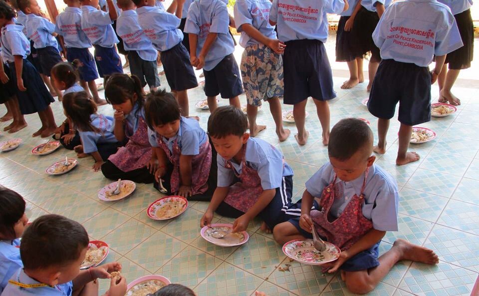 FundacionMAGA's tweet photo. CAMBOYA I ¡Hora de comer en el kindergarden de Poipet. Los niños/as que asisten a clase a diario, además de recibir su educación, reciben comida y merienda.
Entre todos se organizan para poner la mesa, recogerla y lavar los platos.
Verlos es toda una alegría.
¡Que aproveche! https://t.co/7olA1meDQv