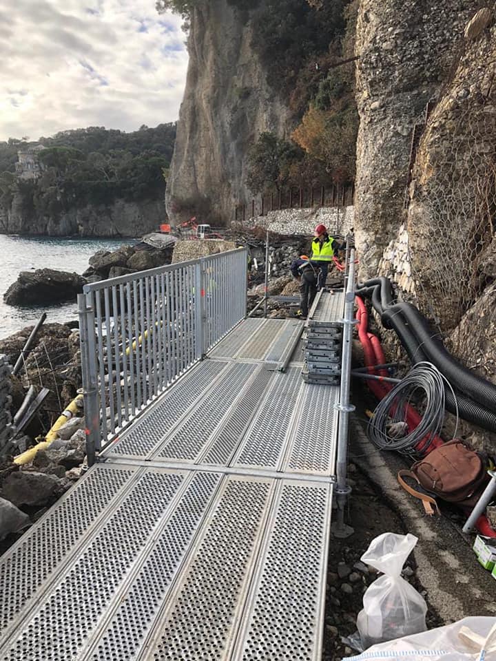 GenovaMetropoli's tweet photo. #SP227: @GenovaMetropoli ha affidato e segue i lavori, per il ripristino del collegamento #SantaMargherita-#Portofino. Oggi installati i primi moduli della passerella pedonale. #Viabilità @fsenarega https://t.co/wGfMDyG8H0