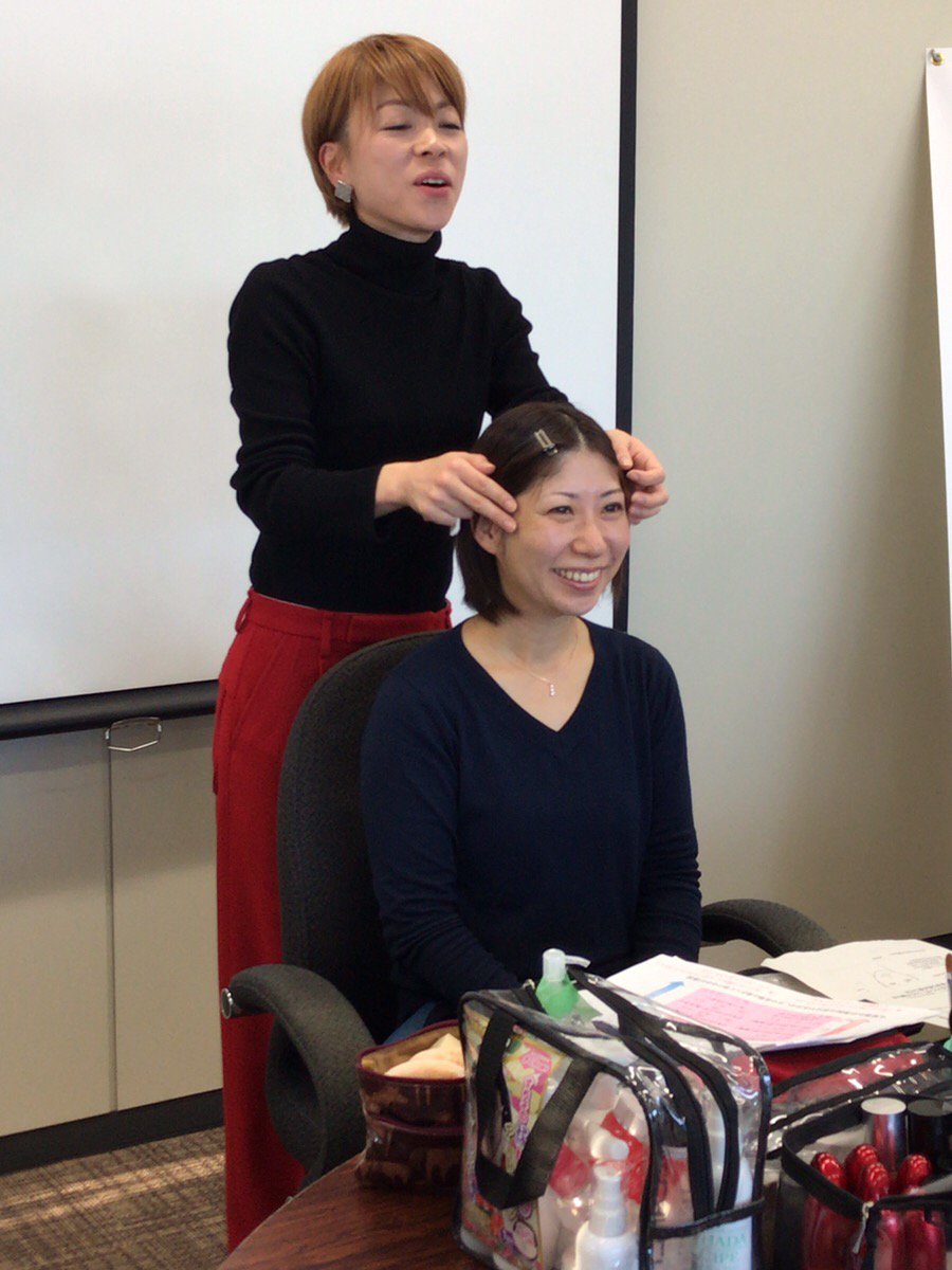 sndj_jp's tweet photo. 「公認スポーツ栄養士のためのキャリアアップ講習＠大阪」で、ヘアメイクアップアーティスト・茂手山貴子さんによる特別ビューティ講座🤩

今回も大好評で盛り上がりました～～💕

指や腕の血色や目の色から肌色診断し、ファンデやチークの色選びを教えてもらいました🎉🎉
#茂手山貴子　＃スポーツ栄養 https://t.co/3FKRIsUgTD
