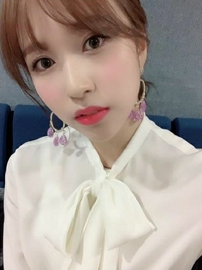 mitzuholic's tweet photo. 😭😭😭😭 thank heavens! Mina posted on IG 😌 🚨🚑🚨🚑🚨🚑🚨🚑 did momo make her post her selca? uwu #FindingMiMo-ments 😂 https://t.co/55b5QSpLB2