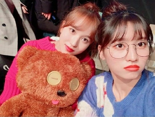 mitzuholic's tweet photo. 😭😭😭😭 thank heavens! Mina posted on IG 😌 🚨🚑🚨🚑🚨🚑🚨🚑 did momo make her post her selca? uwu #FindingMiMo-ments 😂 https://t.co/55b5QSpLB2