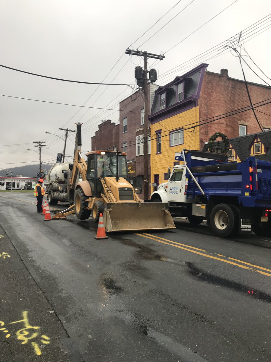 #RNJTRAFFICALERT: HACKETTSTOWN, NJ (Warren County) - Route 46 is closed between Route 517 and West Moore St due to a water main break. Police say to expect delays in the area. <a href="/wrnjradio/">WRNJ</a>