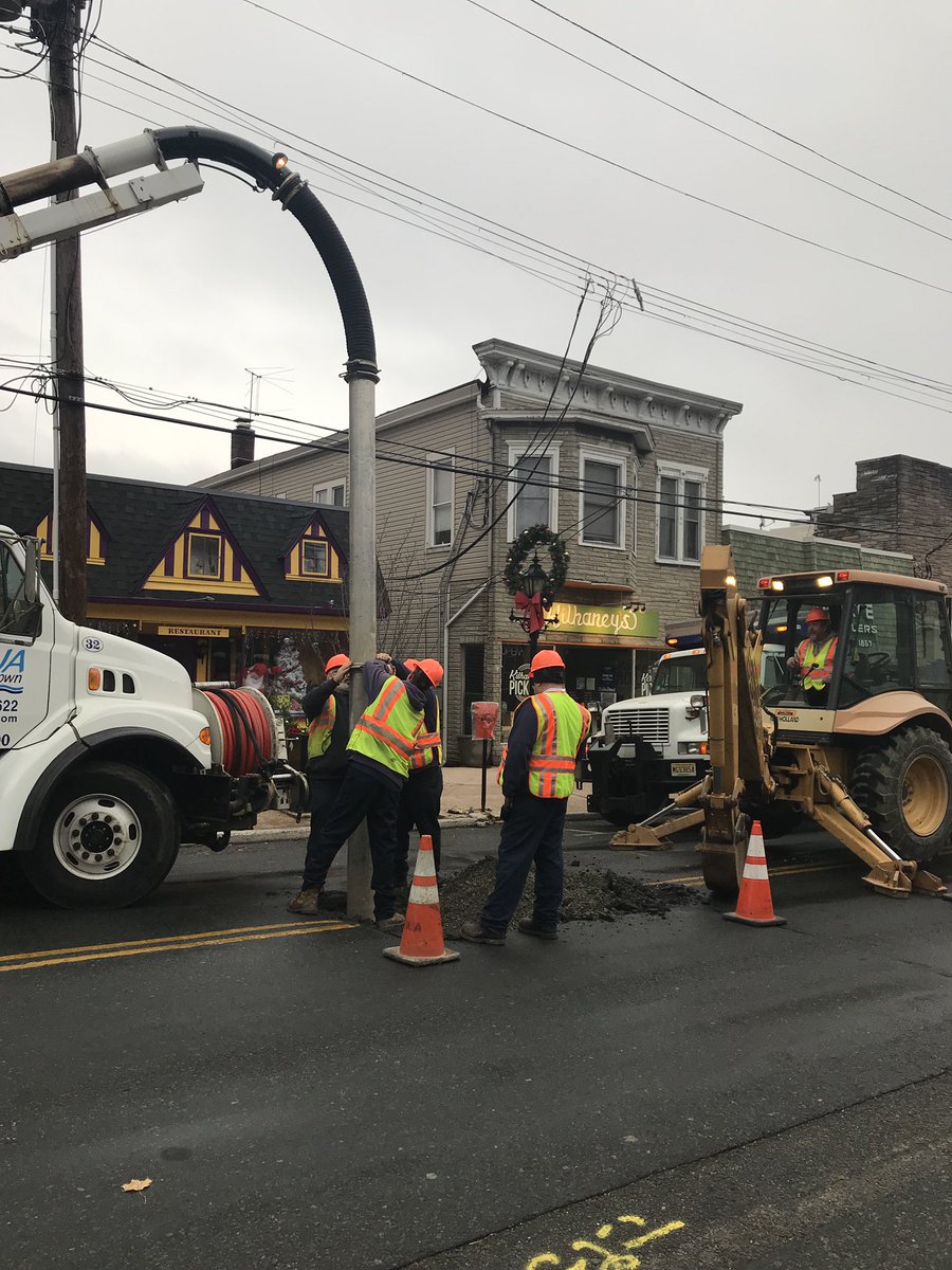 JayEdwardsWrnj's tweet photo. #RNJTRAFFICALERT: HACKETTSTOWN, NJ (Warren County) - Route 46 is closed between Route 517 and West Moore St due to a water main break. Police say to expect delays in the area. @wrnjradio https://t.co/tpqS47Peny