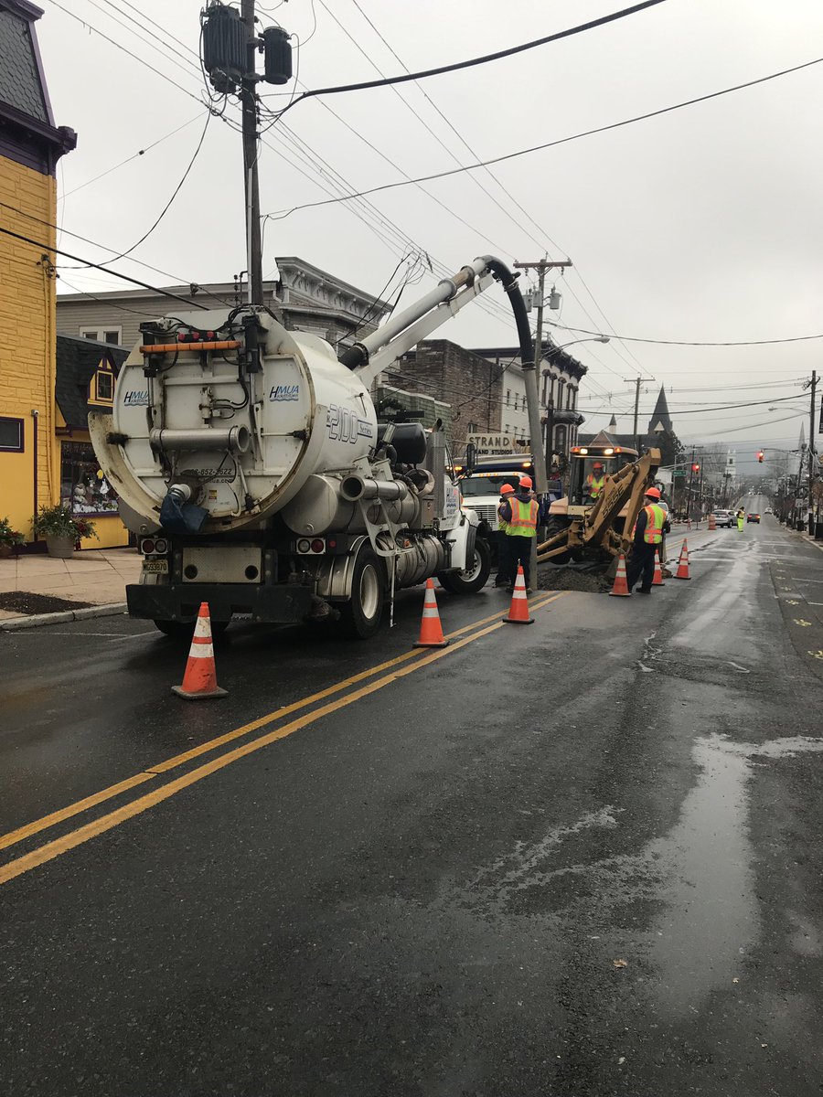 JayEdwardsWrnj's tweet photo. #RNJTRAFFICALERT: HACKETTSTOWN, NJ (Warren County) - Route 46 is closed between Route 517 and West Moore St due to a water main break. Police say to expect delays in the area. @wrnjradio https://t.co/tpqS47Peny
