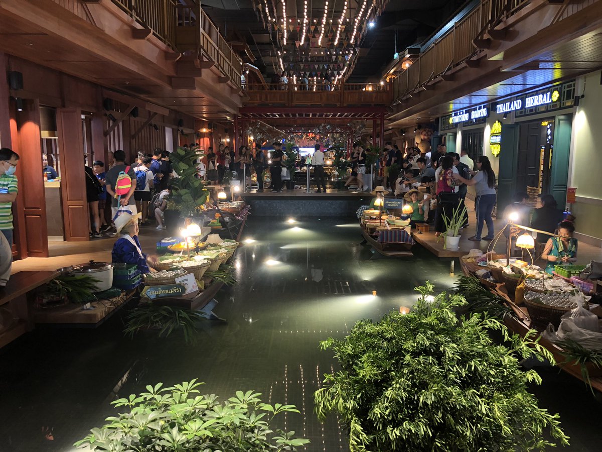 Iconsiam. Bangkokin uusi kauppakeskus. Kelluvat markkinat sisätiloissa. Aasiassa osataan. Kauppareissu veneellä.