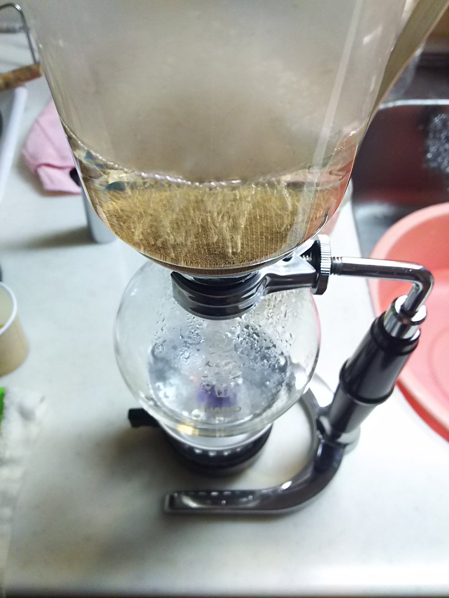 catlovecafe's tweet photo. ①最初に沸騰したお湯を
フラスコに入れて
ロートをこのように置きます。
②沸騰したらそこから
ロートをフラスコに刺して
お湯が上へと上がります。
③ロートに上がったお湯に
珈琲粉を入れます。
後は素早く拡販して
出来上がりです。(=ﾟωﾟ=)
#今日の珈琲
#サイフォン https://t.co/SdRYbiMSWa