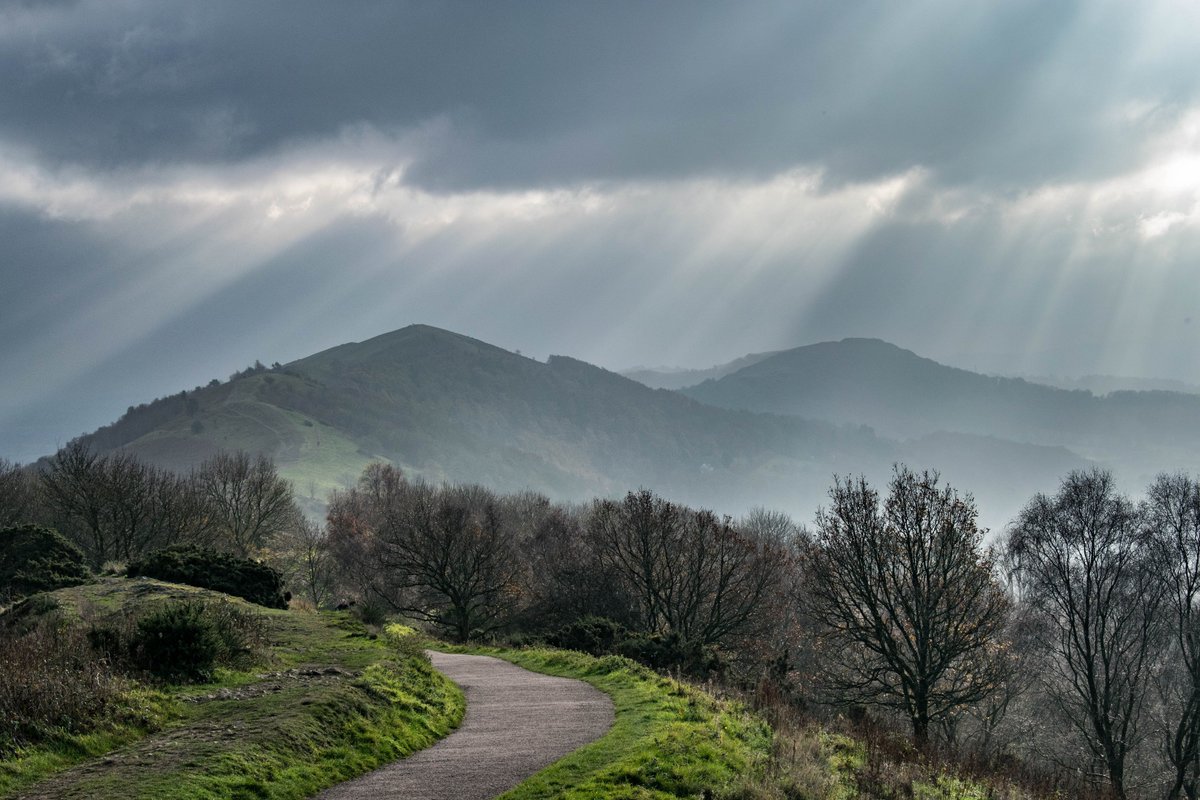 VideosSky's tweet photo. Amazing beams of light on the Worcestershire Beacon yesterday. @MHAONB @buddhismworcs @worcpic @MalvernVoice https://t.co/9HllZTonGW