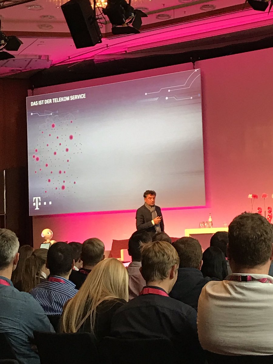 T_Digicamp's tweet photo. Jetzt live! Service zum anfassen! #telekom #telekomwall #Digitalisierung #service https://t.co/vZ3XxT8LOr