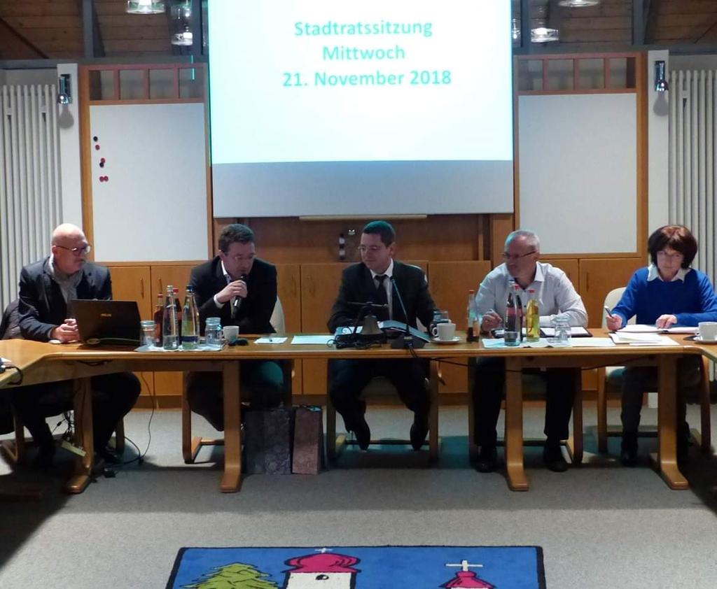 Bereits im #Koalitionsvertrag sind die Herstellung #gleichwertigerLebensverhältnisse in Stadt und Land festgeschrieben. Dies ist ein Auftrag, den ich als #Politiker nun auch nachkommen werde. Im Rahmen der Stadtratssitzung #Waldkirchen​ stellte ich mich vor #UnterwegsinderRegion