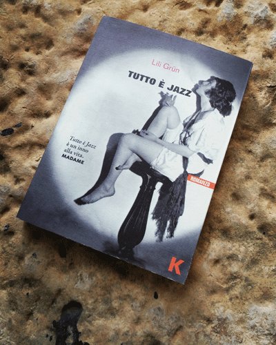 KellerEditore's tweet photo. Perché se ne sta seduta in una stanza non sua a Berlino, in una poltrona scomoda, ad aspettare un uomo che si è dimenticato di tornare a casa?

#TuttoèJazz #LiliGrün 
Trad. dal tedesco di Enrico Arosio
#novitàk #inarrivo #librikeller 

https://t.co/joV8bfb7HS https://t.co/GG3d6GsvxQ