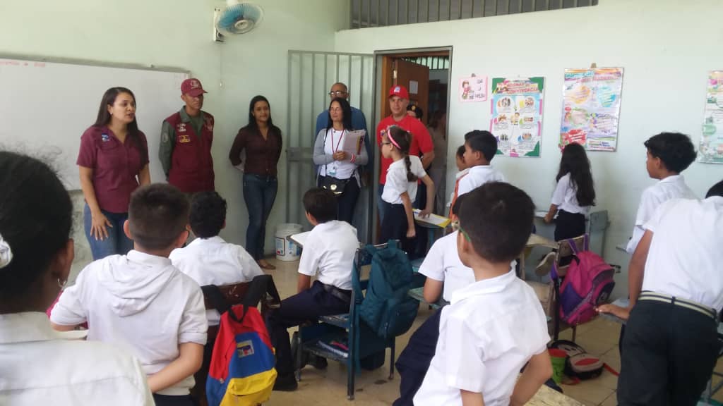 SucreDPD's tweet photo. #26Nov | En la E.B. "Juan Freites", pquia. Ayacucho, mcpio. Sucre, la @SucreDPD junto al @FrentePSucre y @prensazees realizó abordaje integral preventivo y entrega de instrumentos musicales a través del Sistema de Coros y Orquestas Juveniles de Sucre | #BalanceDeSeguridad2018 https://t.co/qu0DetH0NQ