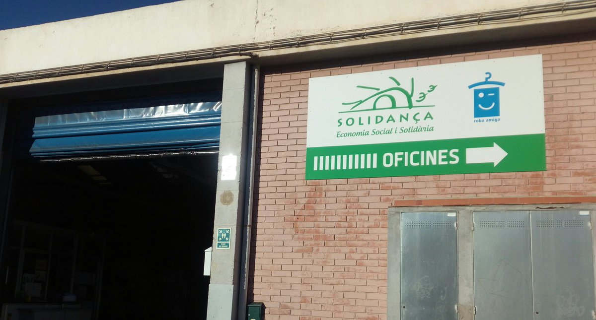 cdavalldeboi's tweet photo. El CdA #ValldeBoí col.labora amb el Projecte #Ereuse, pensat per allargar la vida útil dels ordinadors abans que els seus materials siguin reciclats. Hem lliurat el maquinari vell a Solidança, una de les entitats del projecte. @eReuseOrg @Solidanca
#residuzero #economiacircular https://t.co/oC5hARPMUl