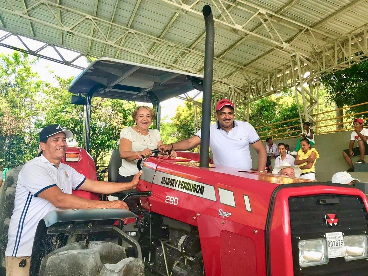 UnidadVictimas's tweet photo. 📷| Un tractor y sus complementos agrícolas entregó @UnidadVictimas en el corregimiento de #Poponte en #Chiriguá. La inversión en estos elementos de usos colectivos, alcanzan los $300 millones. #UnidosPorLasVíctimas. https://t.co/laJ4m6WLw5