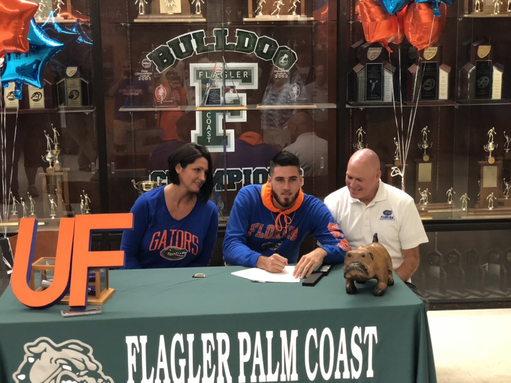 Congratulations to @starlife_zoom on signing his NLI to run for the <a href="/GatorsTF/">Gators Track and Field & Cross Country</a> next year! Hard work pays off!
