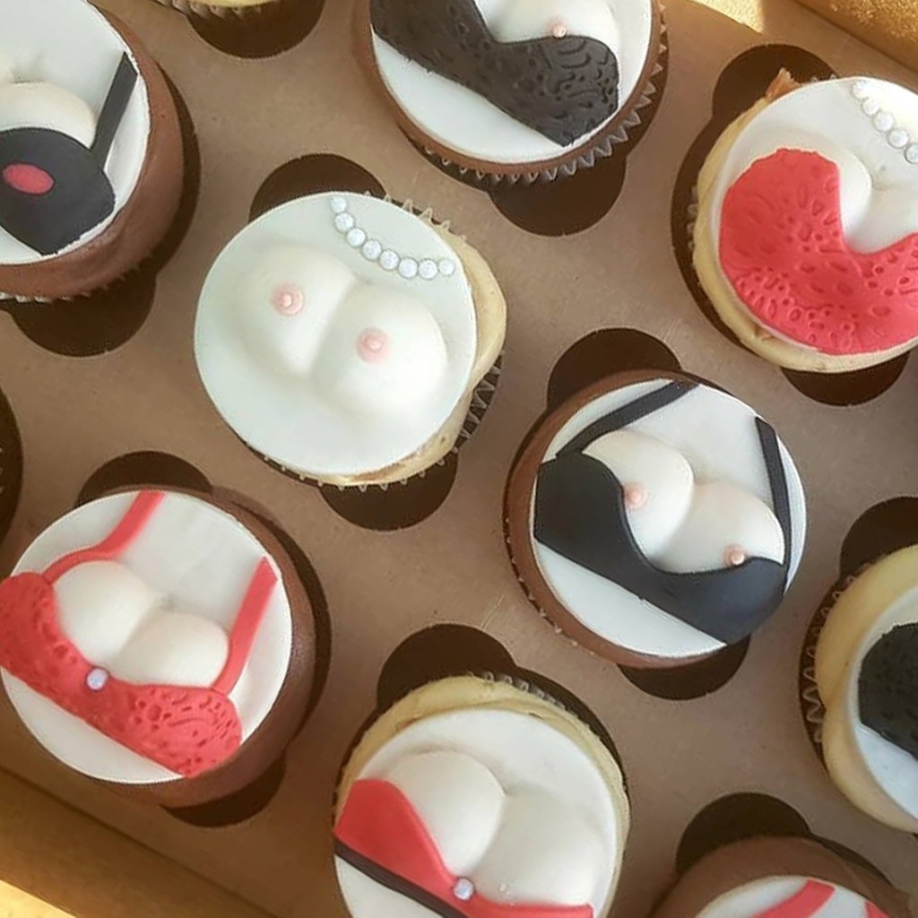 DianesLingerie's tweet photo. Happy #NationalCakeDay! 🎂🎂 #repost @aimees_kitchen #boobcakes #bras https://t.co/k61DL1xWyq